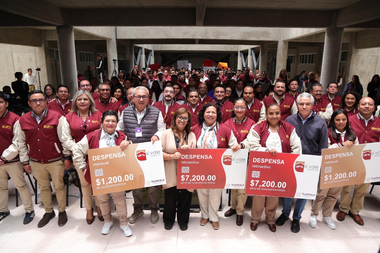 Entrega gobernadora Lorena Cuéllar vales de despensa a personal de la UPTX